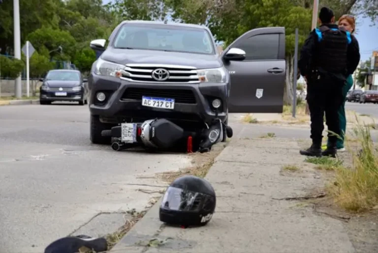 Un motociclista hospitalizado tras ser embestido por una camioneta