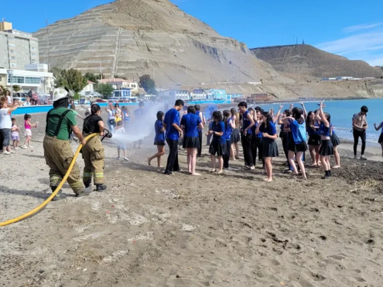 Bomberos mojaron a los egresados y continúan con la colecta de golosinas para Navidad