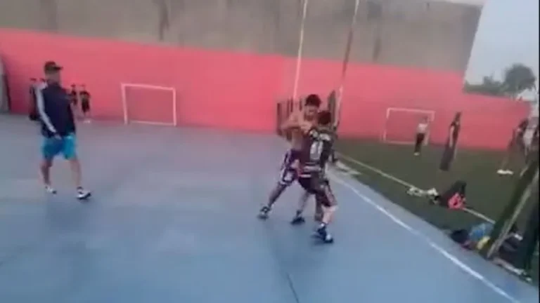 “Le pegó una patada en la cabeza y lo dejó inconsciente”: brutal pelea en un partido de fútbol