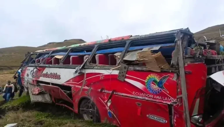 Tragedia en los Andes ecuatorianos: un autobús desbarrancó con 21 víctimas fatales