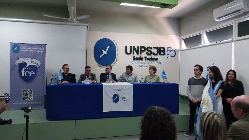 Ball asumió como decano de Económicas y llamó a que la Universidad sea actor central en la agenda de desarrollo
