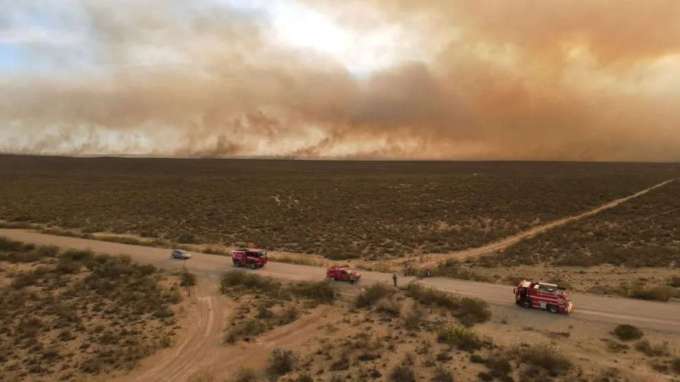 Siguen incontrolables los incendios en campos de Trelew