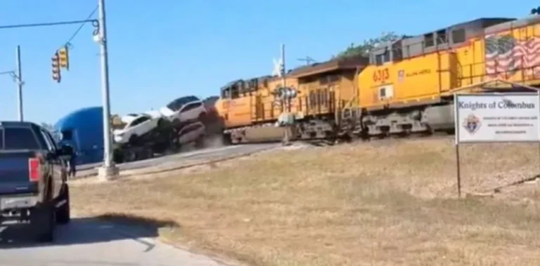 Un tren chocó contra un camión cargado con autos en Texas