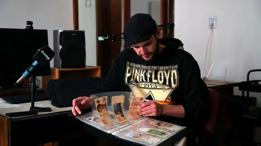 Cristian English: el comodorense que convirtió los billetes en arte