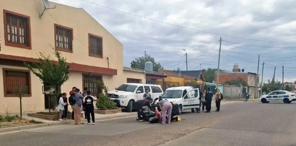 Una motociclista con posible fractura y tres conductoras con golpes tras dos violentos siniestros viales en Trelew