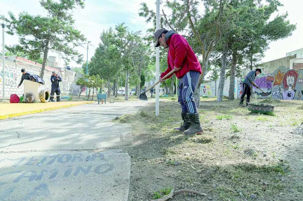 Se intensifican las tareas de acondicionamiento de espacios verdes en la ciudad