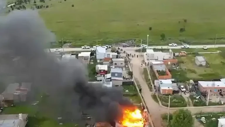 Incendio, protestas y paro docente en Mar del Plata por una denuncia de abuso escolar