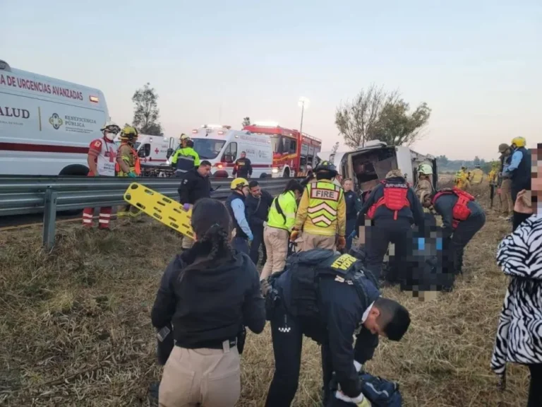 Siete muertos y 20 heridos tras el vuelco de un colectivo en México