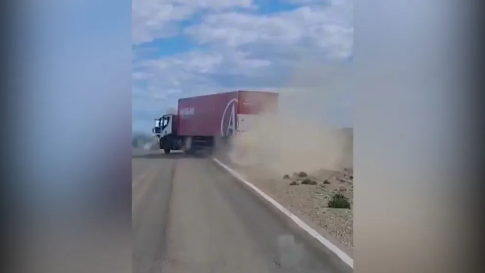 Camionero perdió el control en un tramo crítico de la Ruta 3