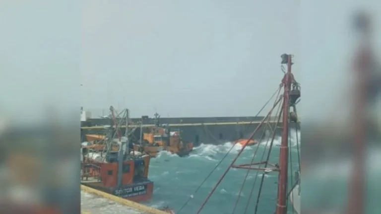 Temporal en Caleta Olivia: Tres barcos hundidos por el viento