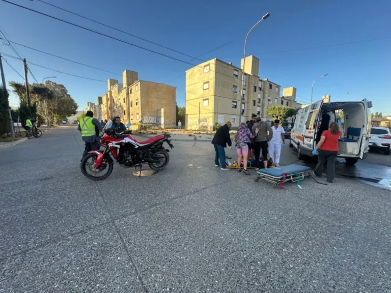 Una pareja herida tras un choque entre un auto y una moto en el Pueyrredón