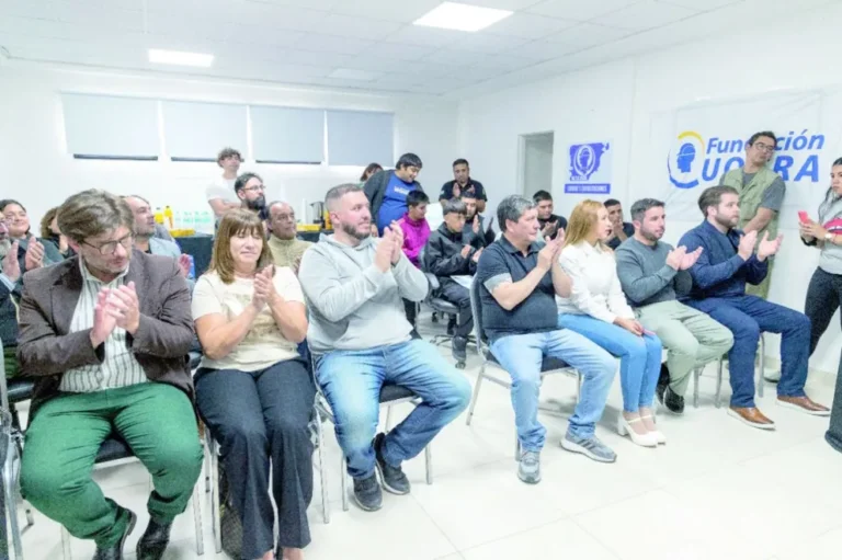 Se concretó la entrega de certificados de capacitación en máquinas viales para hombres y mujeres