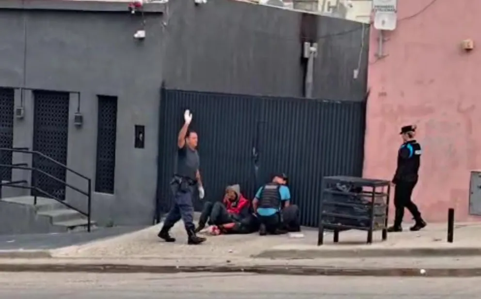 El hombre baleado en el Centro está grave y hay un detenido