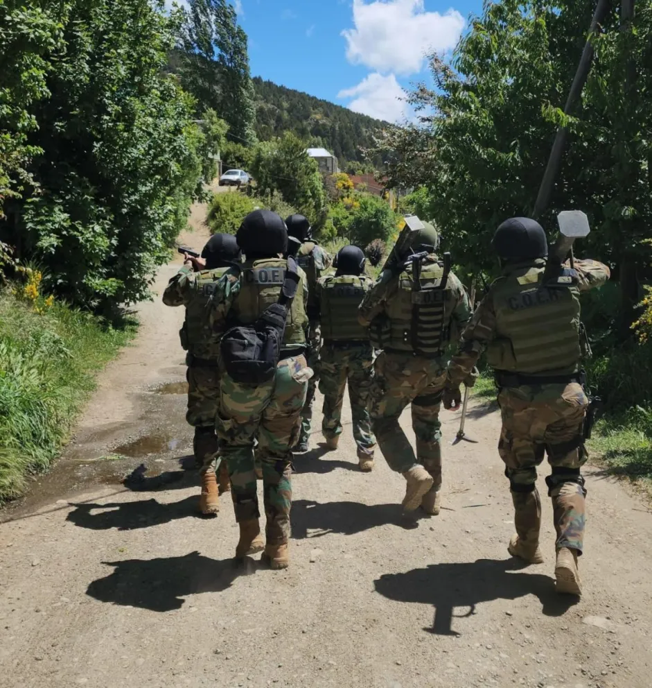 Allanamientos por amenaza de bomba: secuestran celulares y estupefacientes en Bariloche