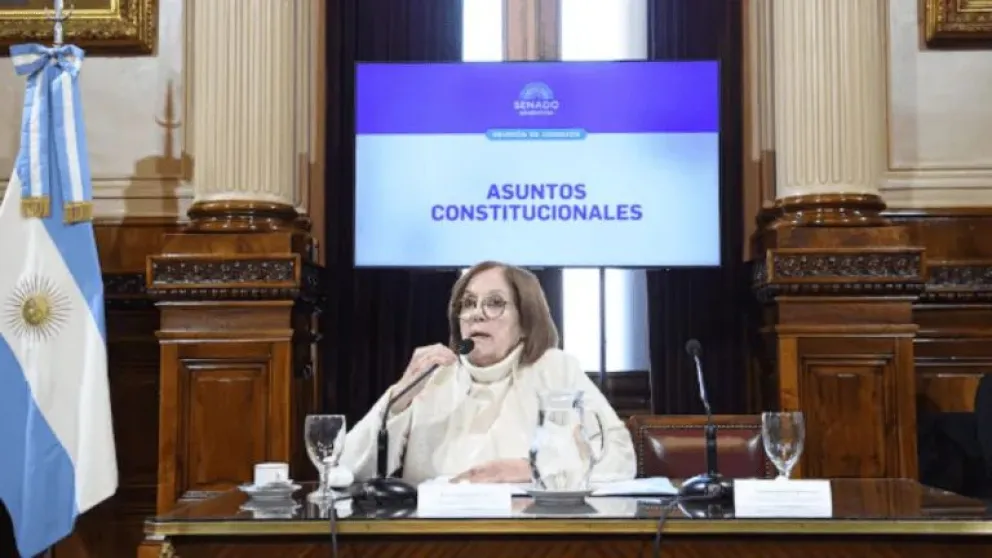 La oposición en el Senado logró dictamen para impulsar la ley que limitaría los DNU presidenciales