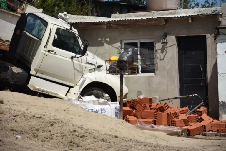 Murió el hombre aplastado por un camión en el barrio San Martín