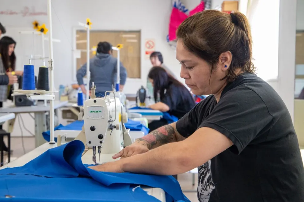 El Centro de Promoción Laboral fortalece la confección de indumentaria para el personal municipal