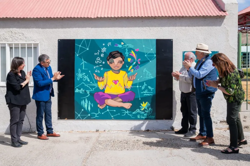 Comodoro celebró el Día de la Ciencia con un mural frente al Museo del Petróleo