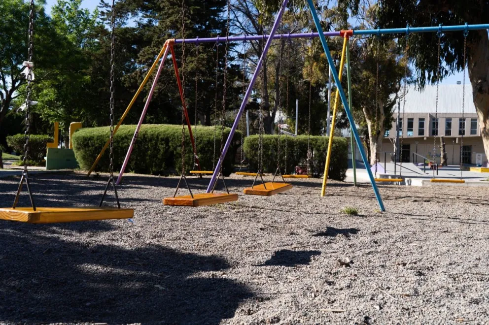 Tras sufrir vandalismo, el Municipio reacondicionó los juegos de la plaza Soberanía