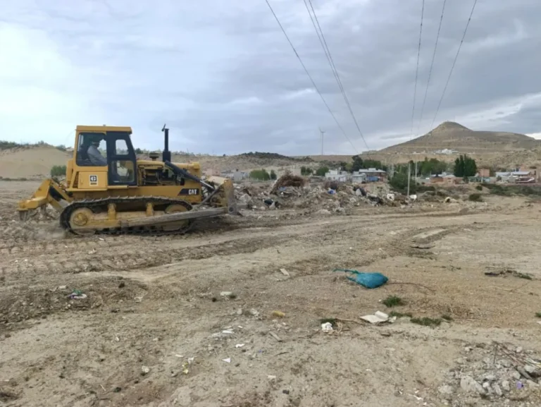 Sanean una escombrera clandestina detrás del arroyo Belgrano