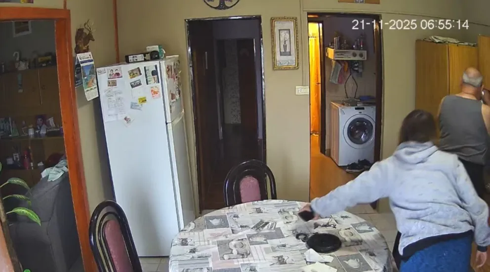 Se aprovechó de un jubilado, le pidió un vaso de agua y le robó el celular