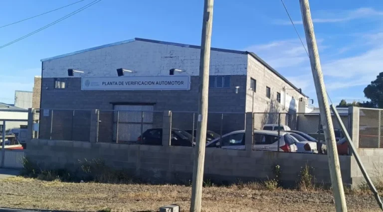 Fue a verificar un vehículo que había comprado en una agencia y resulta que tenía pedido de secuestro