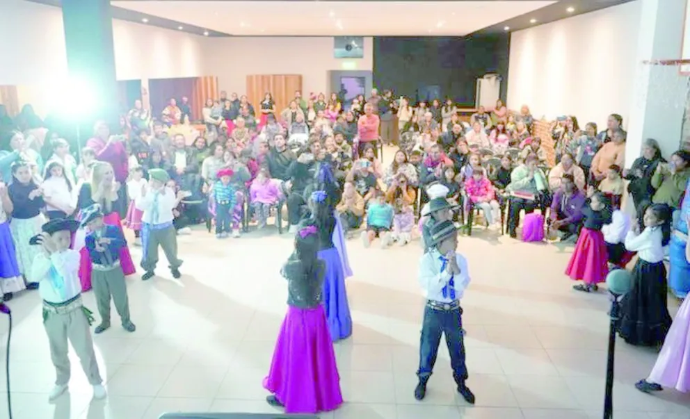 Camarones celebró el cierre anual de talleres con exposición de aprendizajes y entrega de certificados