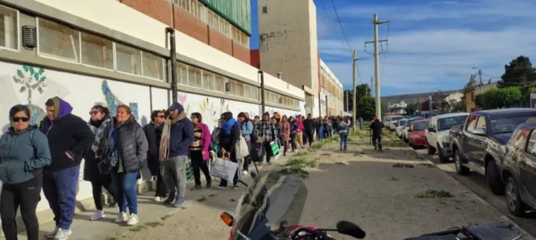 Largas filas y tensión en la Escuela 743 por la reubicación de estudiantes