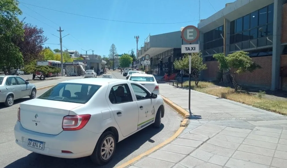Remiseros y taxistas enfrentados por la parada de la Terminal