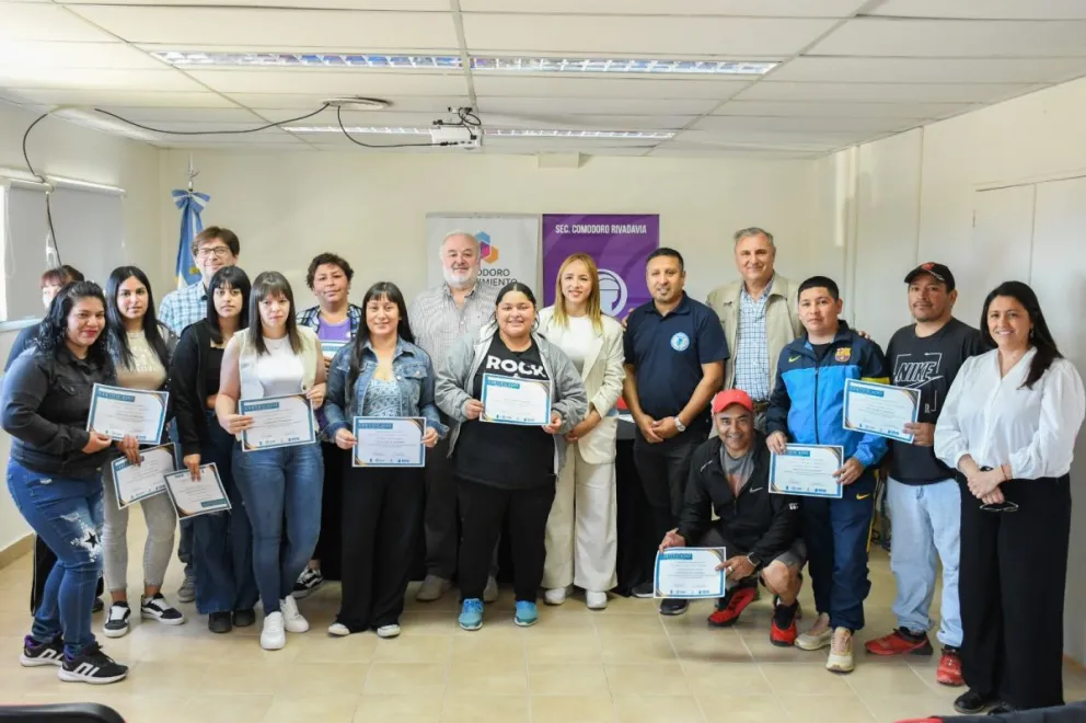 Comodoro Conocimiento y UOCRA entregaron certificaciones a 16 nuevos colocadores de adoquines