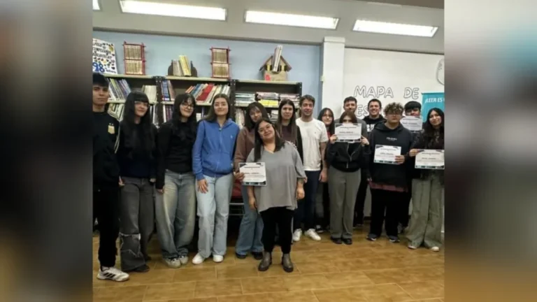 Jóvenes deseadenses recibieron certificados del taller vocacional “Proyectarnos”