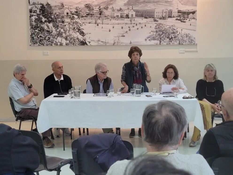 Vecinos autoconvocados impulsan acciones ante la retirada de YPF