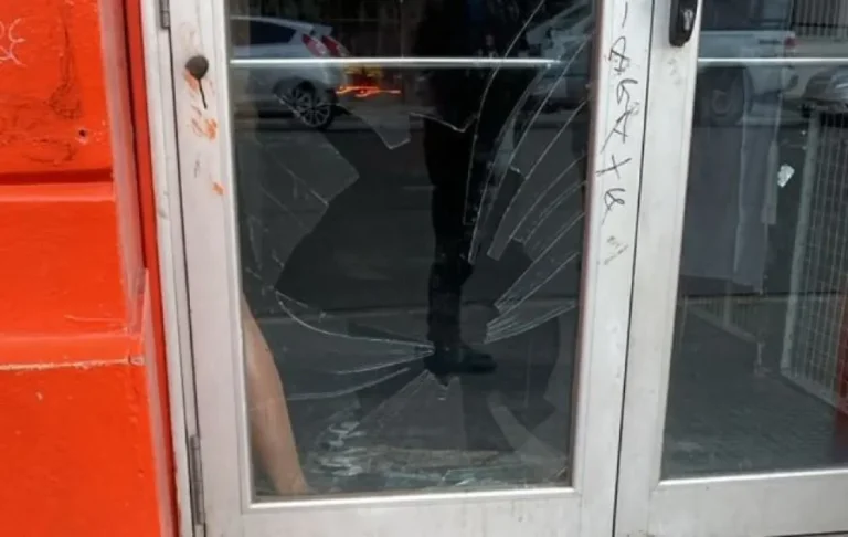 Demoran a una adolescente por romper una vidriera en el Centro