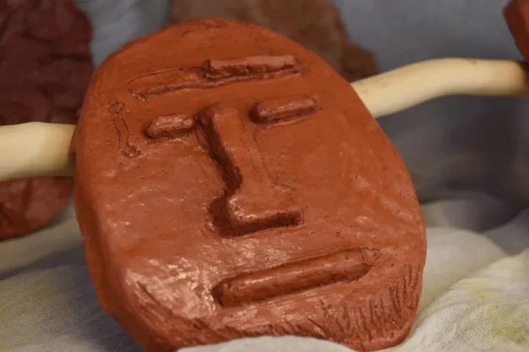 Provincia inauguró una muestra de máscaras cerámicas creadas por estudiantes de escuelas rurales de Chubut