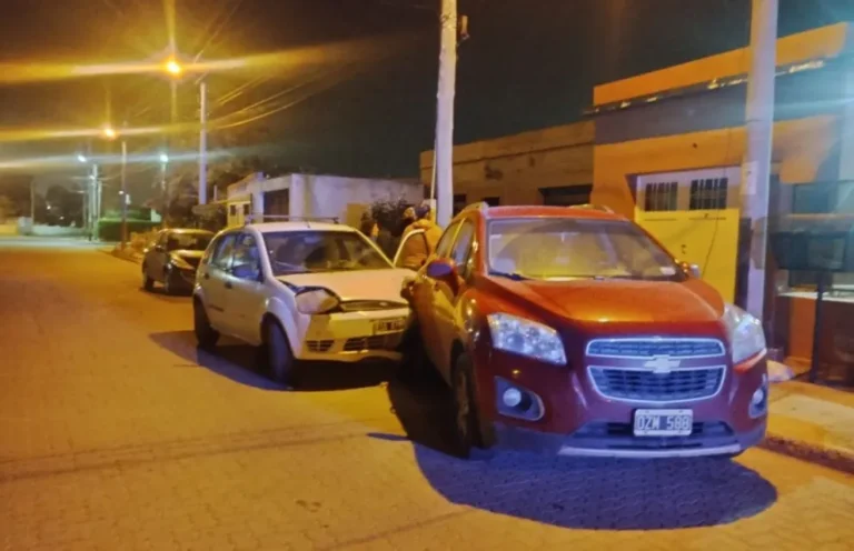 Se quedó dormido, perdió el control del auto y chocó a otro rodado estacionado