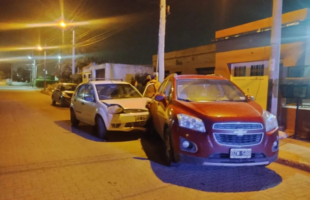 Se quedó dormido, perdió el control del auto y chocó a otro rodado estacionado