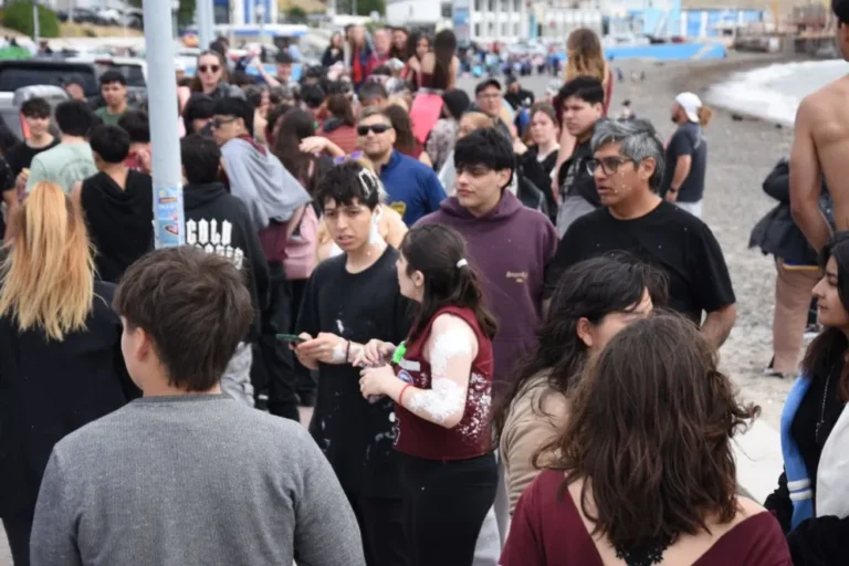 Caravana, bengalas y chapuzón en el mar: egresados del secundario celebraron el cierre de una etapa