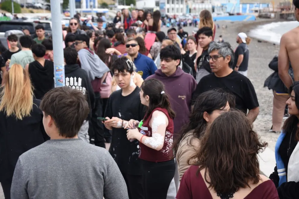 Caravana, bengalas y chapuzón en el mar: egresados del secundario celebraron el cierre de una etapa