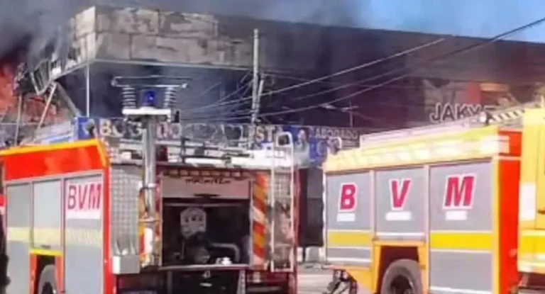 Villa Celina: gran incendio consume depósitos con materiales inflamables