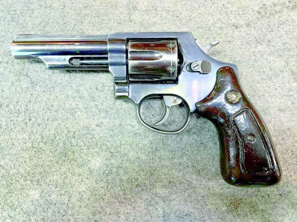 Formalizan investigación a un hombre por portación de arma y disparo en local nocturno