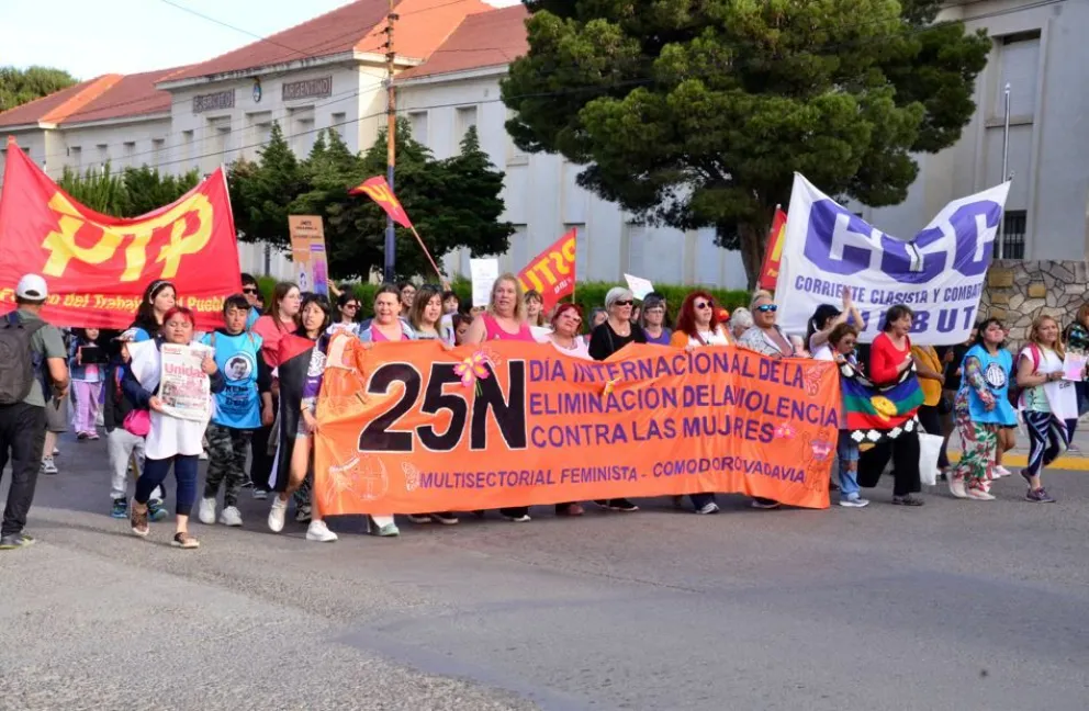 25N: La Multisectorial Feminista marchó por las calles del centro de Comodoro