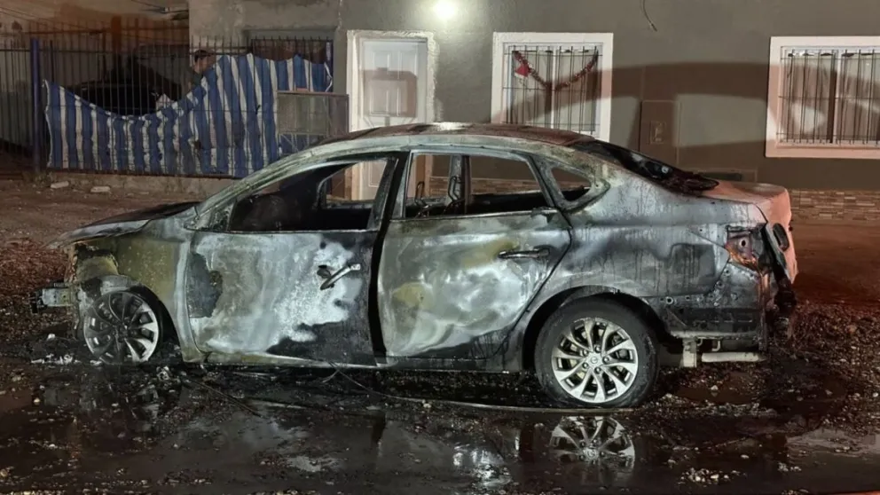 Un remis se incendió en Rawson: la conductora casi queda atrapada dentro del vehículo