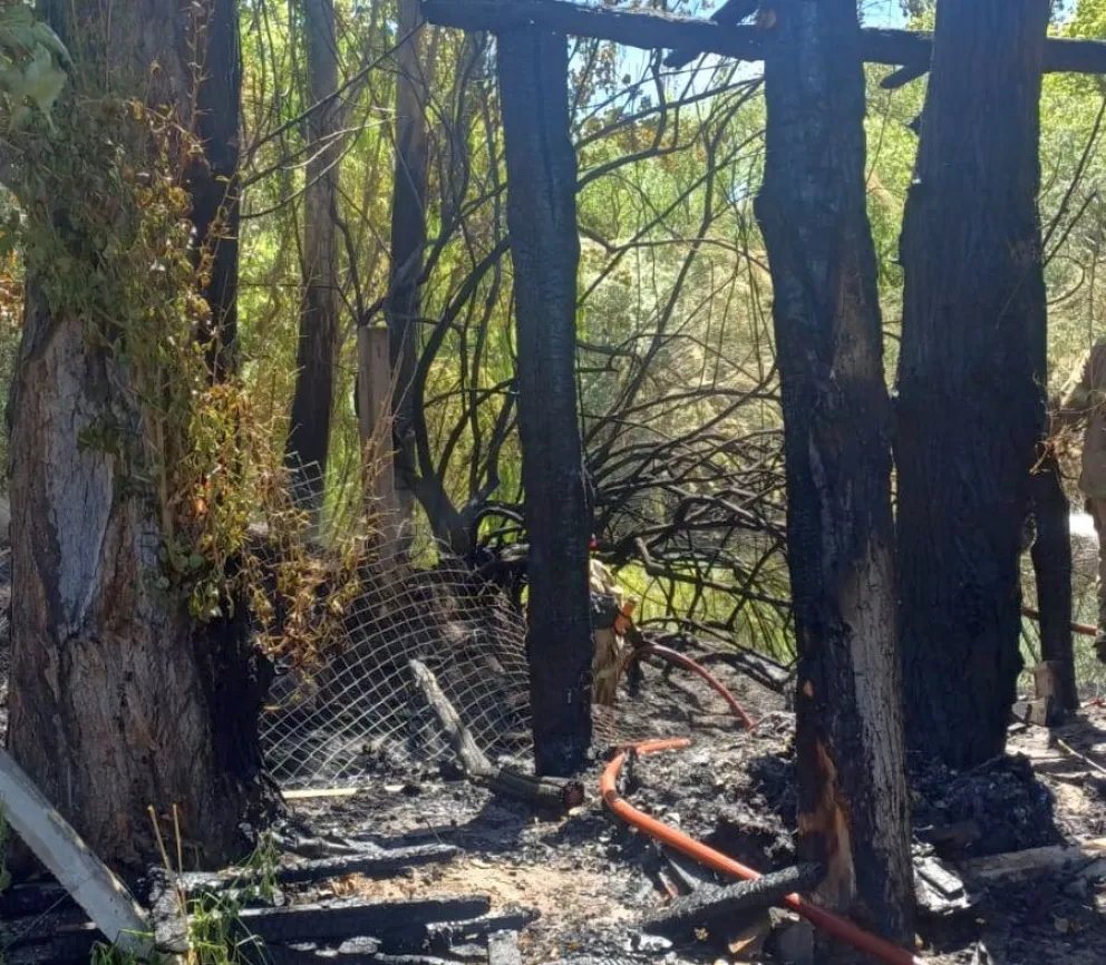 Trelew: incendiaron chacra bancaria y el fuego se propagó a una estación de bombeo vecina