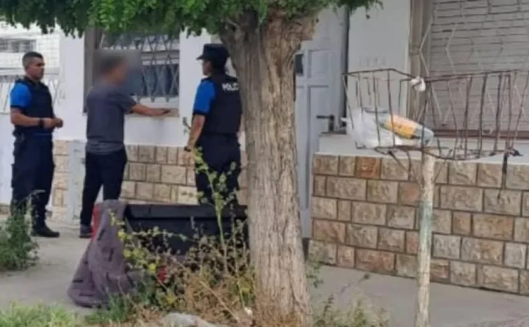 Cayó "Chucky" Monsalvo cargando dos televisores envueltos en una manta