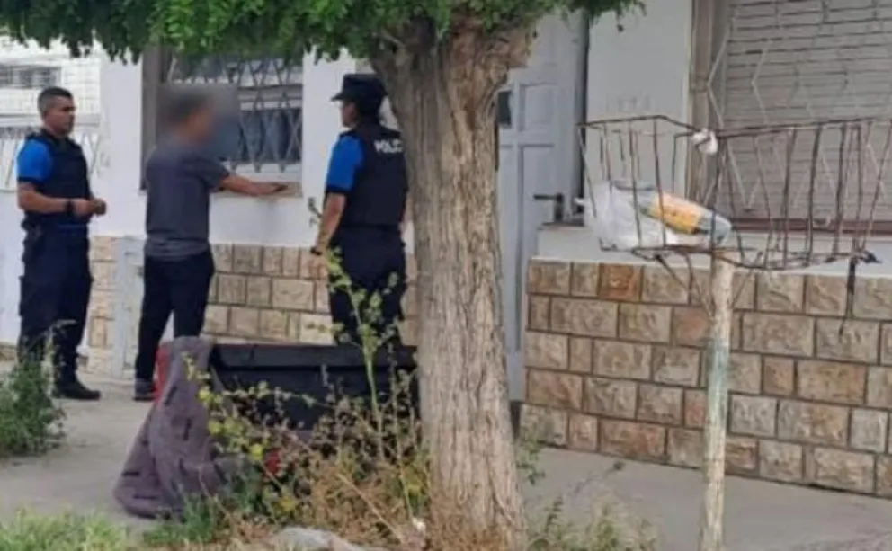 Cayó "Chucky" Monsalvo cargando dos televisores envueltos en una manta