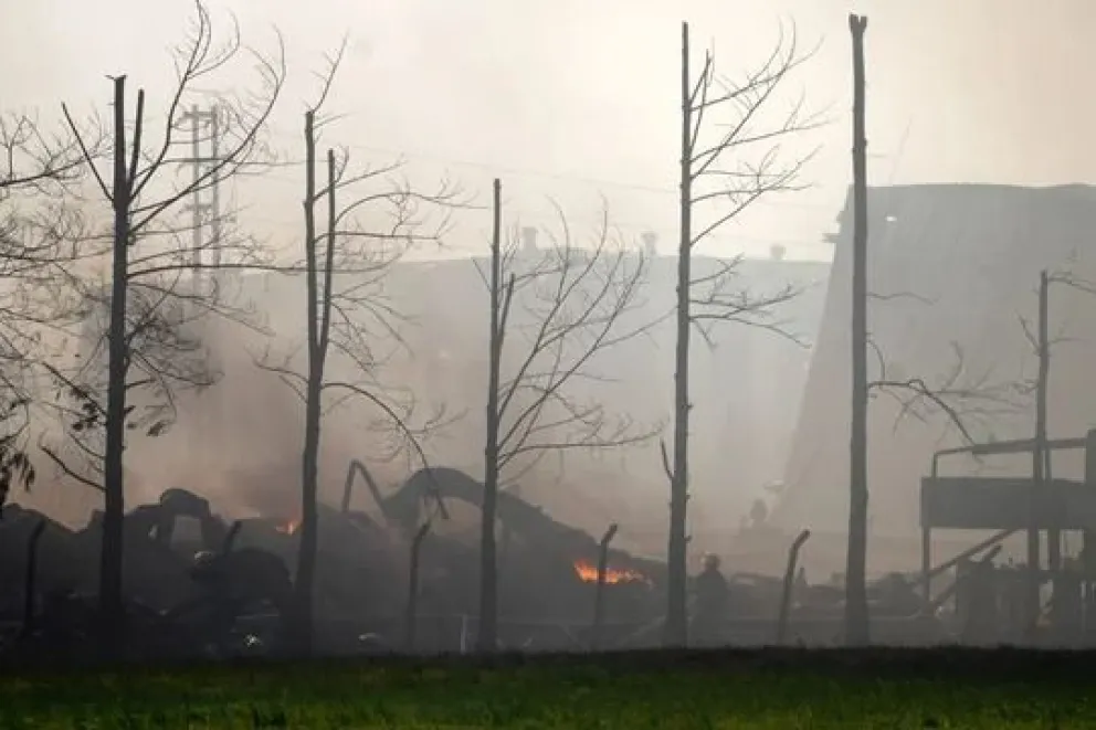 Investigan el origen del fuego que afectó a múltiples industrias en Spegazzini