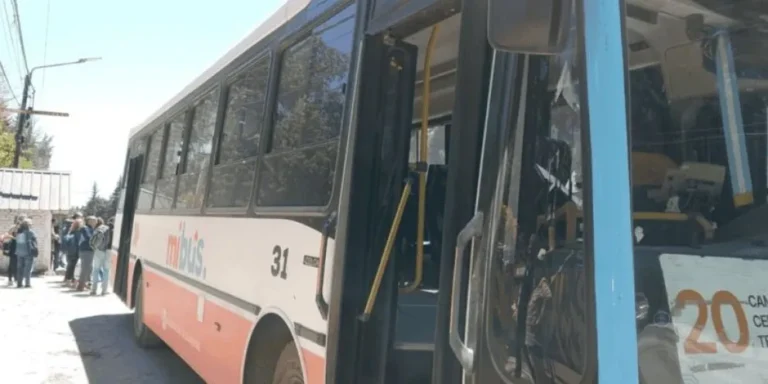 Rompió el vidrio de un colectivo porque no lo dejaron subir