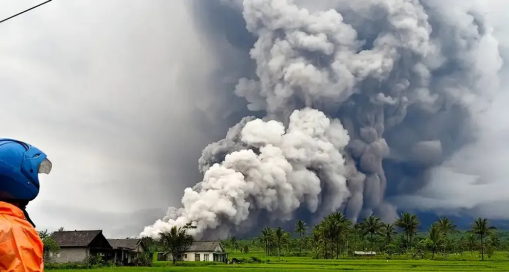 Indonesia: casi mil evacuados por Intensa actividad del volcán Semeru