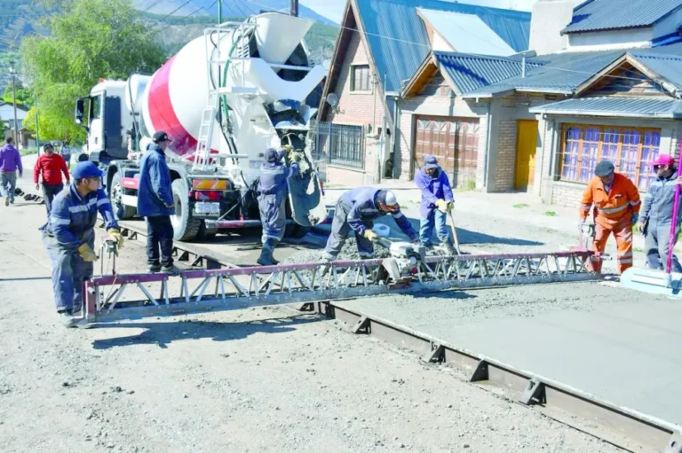 Esquel: Comenzó la etapa de hormigonado en la obra de pavimento de la calle 25 de mayo