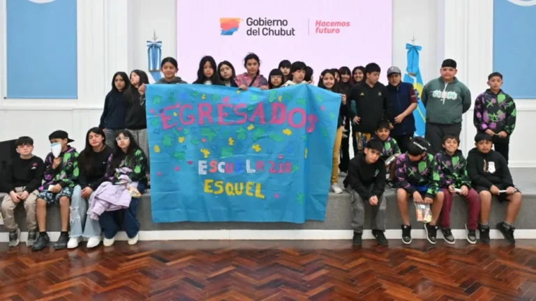 Alumnos de escuelas de Aldea Beleiro y de Esquel visitaron la Casa de Gobierno en Rawson 